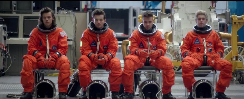 ljpft93's tweet photo. rt if you've already watched the mv for more than 10 times already.... i'll give 3 free follows #DragMeDownMusicVideo http://t.co/rHtJQkzkGk
