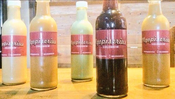AgendaSOLO's tweet photo. Hanya di @NgopiSerius kamu bisa menikmati cold brew satu-satunya di kota Solo. Harga 25K. Botol bisa dibawa pulang. http://t.co/043X4xbEpu