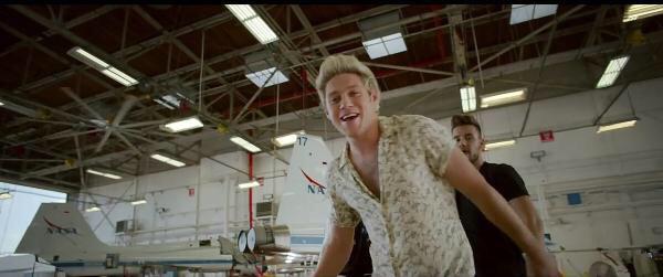 loolyouwish's tweet photo. HE LOOKS SO GOOD

#DragMeDownMusicVideo http://t.co/0dmyRrOSYk