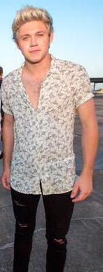 loolyouwish's tweet photo. HE LOOKS SO GOOD

#DragMeDownMusicVideo http://t.co/0dmyRrOSYk