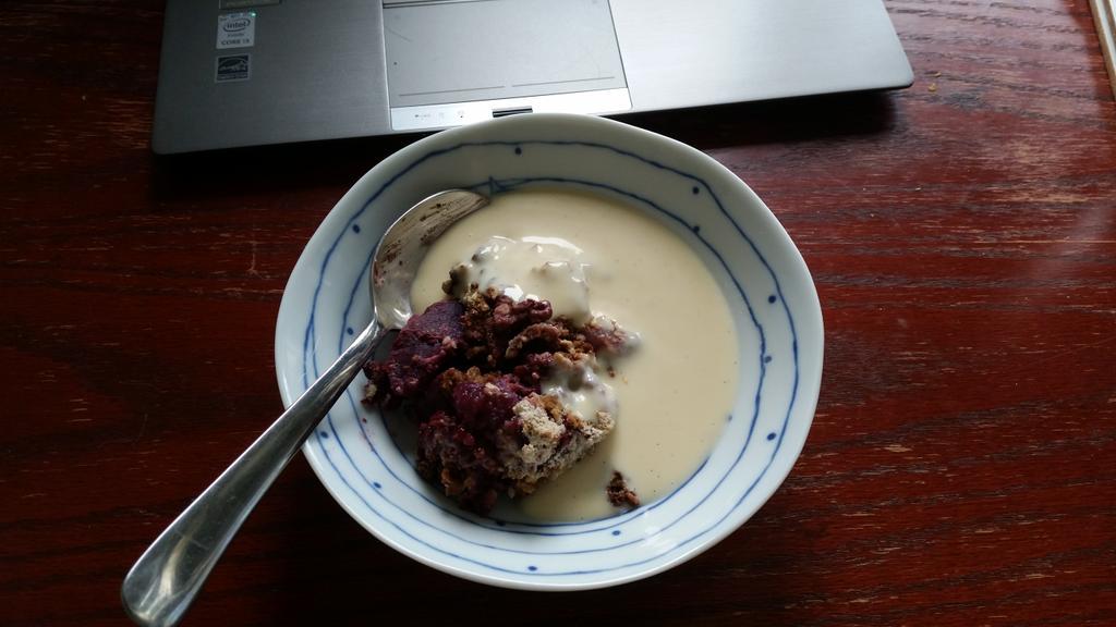 AlbanWay's tweet photo. First lot of blackberries picked on the #AlbanWay, and the resulting crumble! #happycommuting http://t.co/CYzsSWGNyW