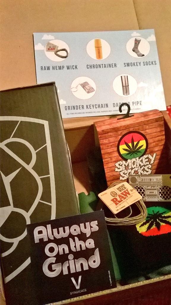 Mr_MrsTopshelf's tweet photo. Box of awesome from @cannabox ! #CANNABOX #vSyndicateGrinders #DaDong #Chrontainer #SmokeySocks #RawLife #HempWick http://t.co/ucH29WD8aR