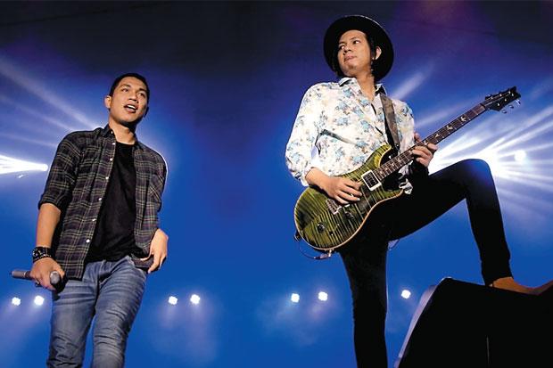 maiarmada's tweet photo. ini kamu yg foto?RT @Roby_excuseme: Mr @rizaldisandi  &amp; Mr @maiarmada :) http://t.co/ZteEBpZxWL