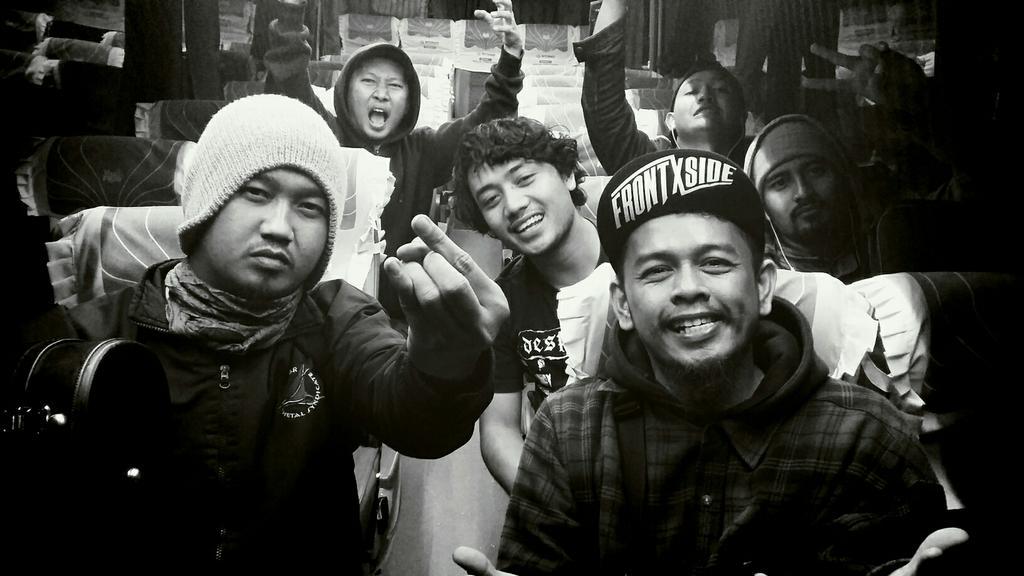 HIGHVOLTA6E's tweet photo. All familia....
@FRONTXSIDE @indharsaputra @wan_wawanNdo @ikkill_ http://t.co/ZtfyiuKr3S