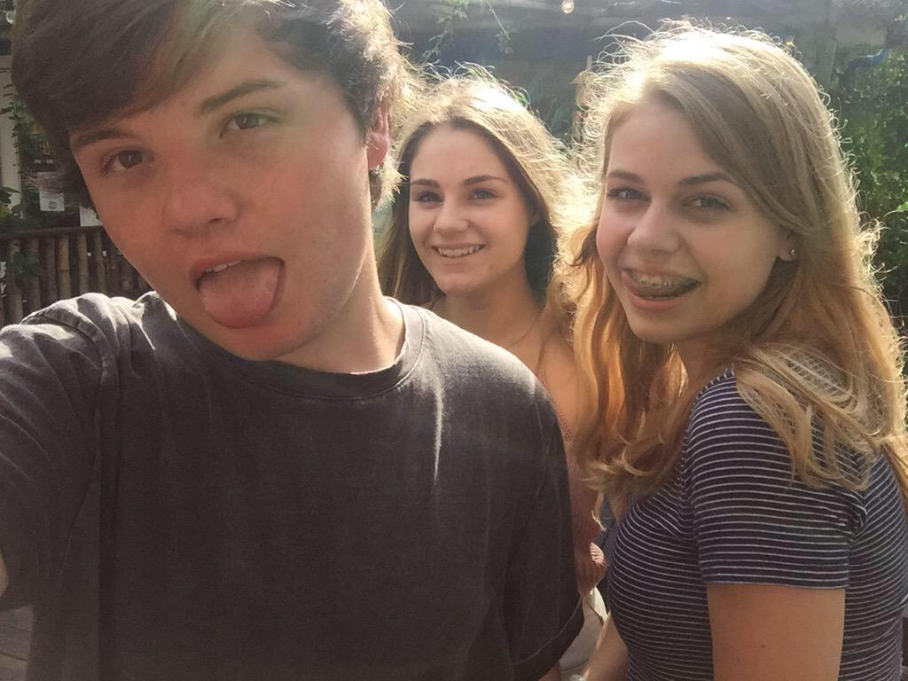 blankbraeden's tweet photo. this year i made it my goal to meet internet friends and i did 😋😋😋 #ShawnsBucketList @ShawnMendes http://t.co/04aXJZLZto