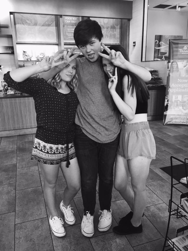 blankbraeden's tweet photo. this year i made it my goal to meet internet friends and i did 😋😋😋 #ShawnsBucketList @ShawnMendes http://t.co/04aXJZLZto