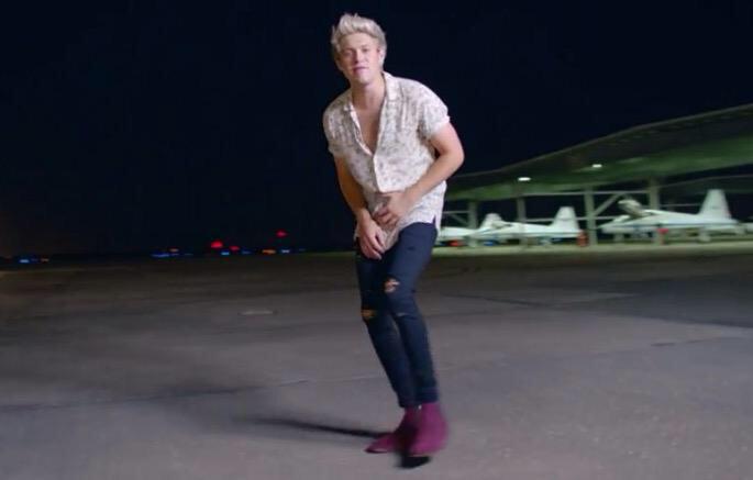 beachsidehes's tweet photo. WHEN YOU HANG OUT WITH HARRY STYLES FOR A LONG TIME:

#DragMeDownMusicVideo http://t.co/0l4lrOAfT1