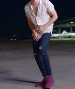beachsidehes's tweet photo. WHEN YOU HANG OUT WITH HARRY STYLES FOR A LONG TIME:

#DragMeDownMusicVideo http://t.co/0l4lrOAfT1