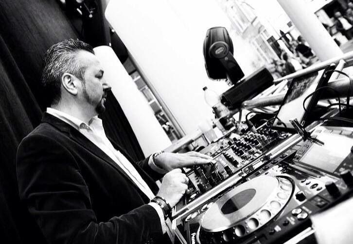 hansstroeve's tweet image. Vanavond weer @StratenFestival! Feestje bouwen op de Nieuwe Markt @deBotterstee @wimpbnevents Foto: @evaposthuma