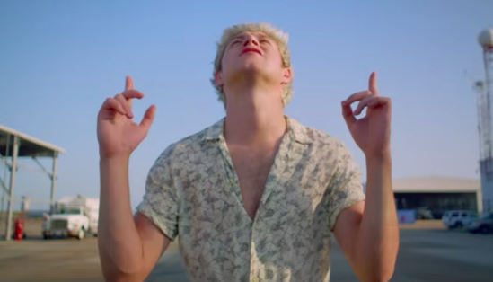 discoIine's tweet photo. THE BEST MOVIE AWARDS GOES TO DRAG ME DOWN

#DragMeDownMusicVideo #MTVHottest One Direction http://t.co/sPn1yQLA04