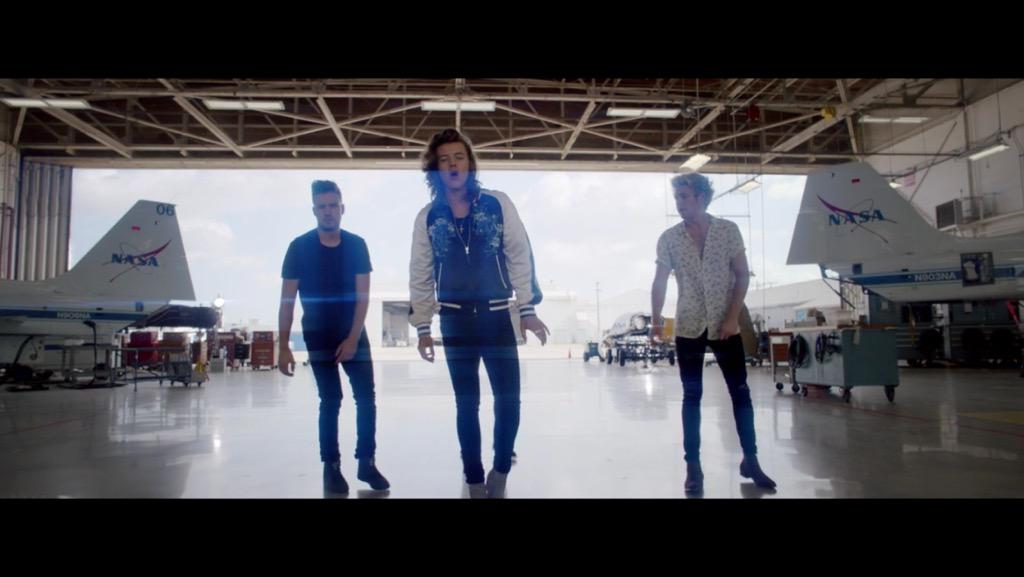 WAS NOT READY FOR THIS MOMENT @onedirection @backstreetboys #DragMeDownMusicVideo