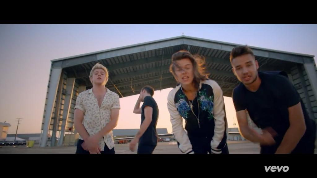 Yandy_Yiu's tweet photo. Have you watch it yet❓it's so cool💜 Love it so much👍 Drag me Down😘
#DragMeDownMusicVideo 
@onedirection http://t.co/ie7kkH141w