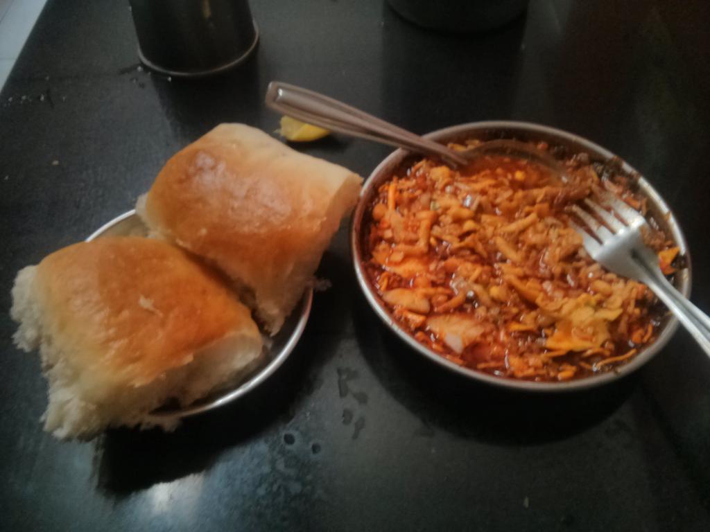 hey @FoodBloggerAI 
#FF to you and here is the Friday #BreakfastStory
झंजनित पुणेरी मिसाल-पाँव
Misal Pav