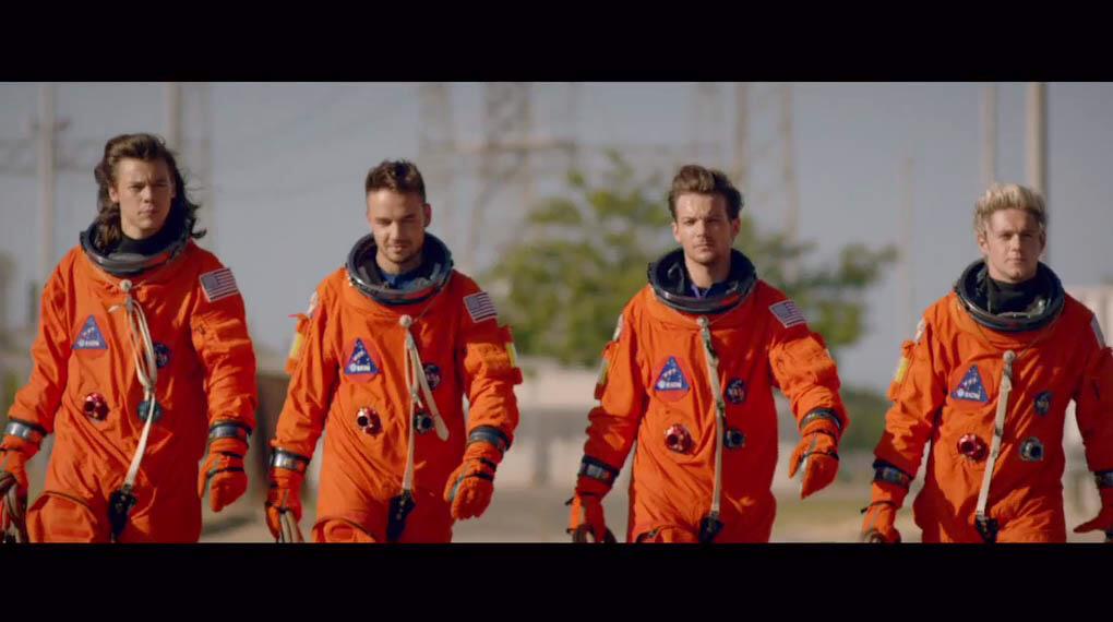 Surprise! @onedirection drop their #DragMeDownMusicVideo > vevo.ly/VtsVaB