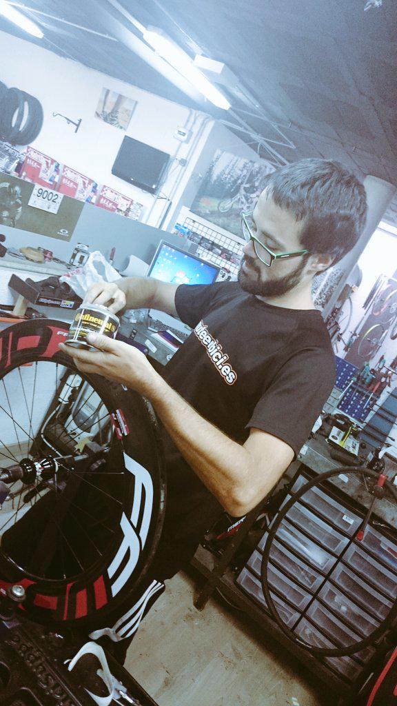 Buenos dias, nuestro mecanico <a href="/Joan_Batle/">Joan Batle</a>, pasión por el ciclismo, pasión por el trabajo bien hecho.