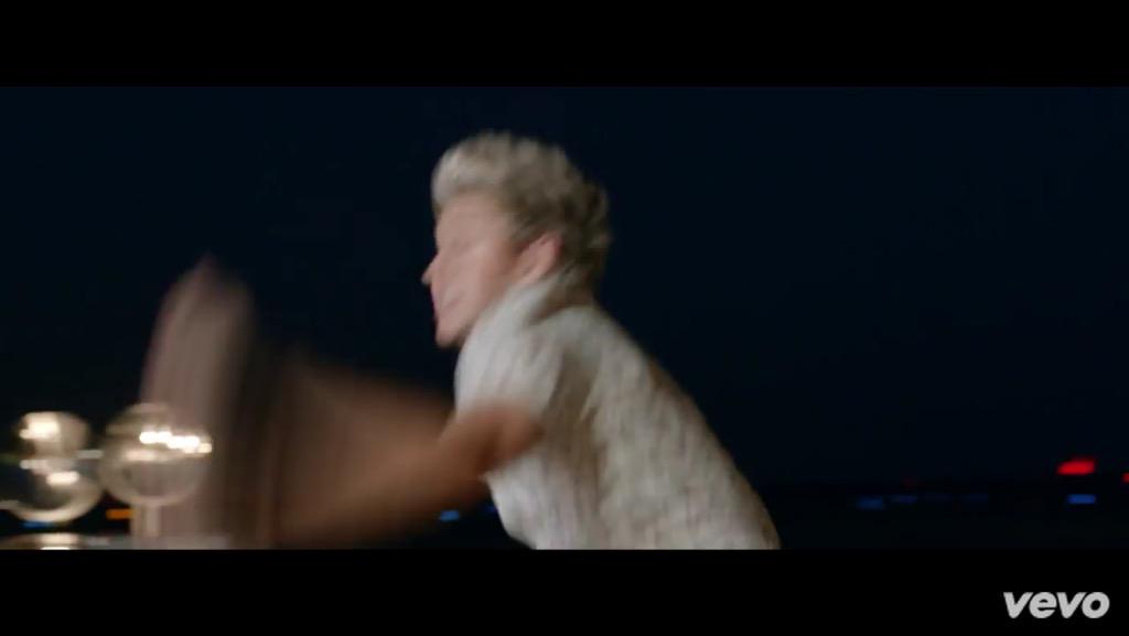 jpd_n's tweet photo. 今回のPVスクショ絶好調だわ......

#DragMeDown http://t.co/bZB1UX5O6S