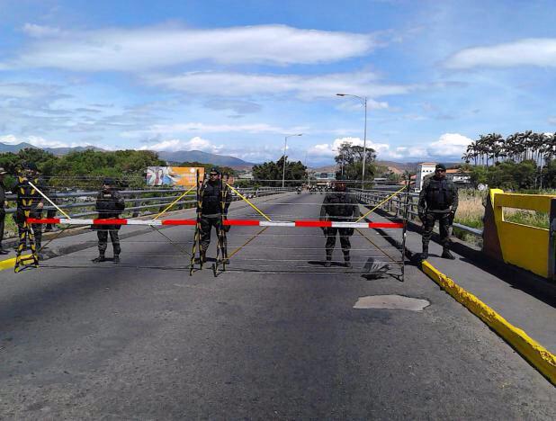 En Imágenes | Así se encuentra la frontera colombo-venezolana tras anuncio de cierre goo.gl/z6DJqf