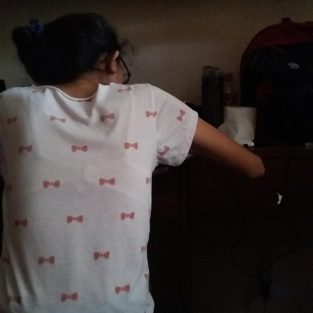 _nada_mas_'s tweet image. development communication #DEVC10  @leleepad for my subject. likod ka na lang pls. jke.