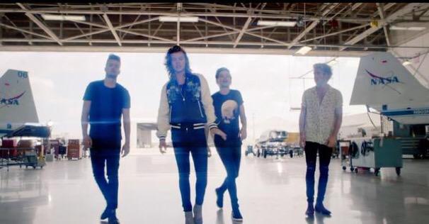 All1DFandom's tweet photo. RT IF YOU LOVE ONE DIRECTION NEW MUSIC VIDEO 'DRAG ME DOWN'🐰😋😍 
#DragMeDownMusicVideo http://t.co/tEI2DLyDeo