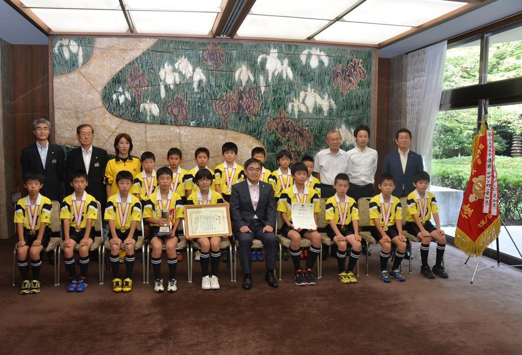 全日本ドッジボール選手権全国大会で2連覇した サザン 97 の皆さんと おめでとうございます 愛知県公館にて 大村秀章 Scoopnest 全日本ドッジボール選手権全国大会で2連覇した サザン 97 の皆さんと おめでとうございます 愛知県公館にて 大村秀章 Scoopnest