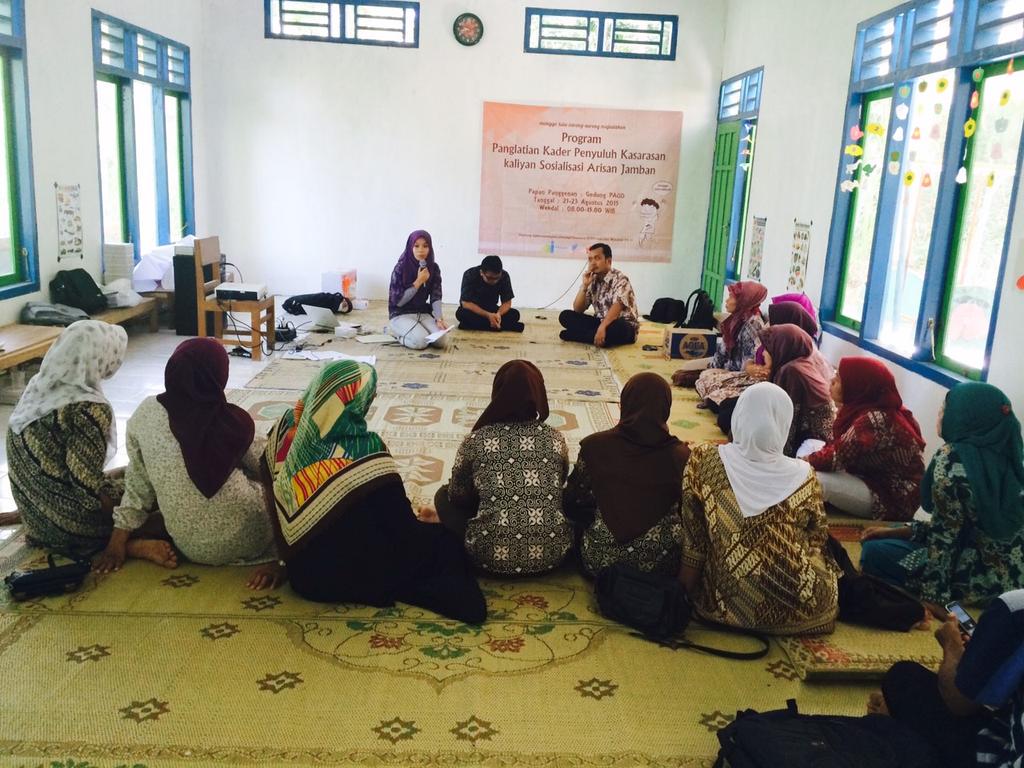 SapaSebatang's tweet photo. Para kader masih smngt menerima materi kesehatan demi mewujudkan Dukuh Sebatang sehat #SapaSebatang #MenyapaIndonesia http://t.co/M1E0nAdneS