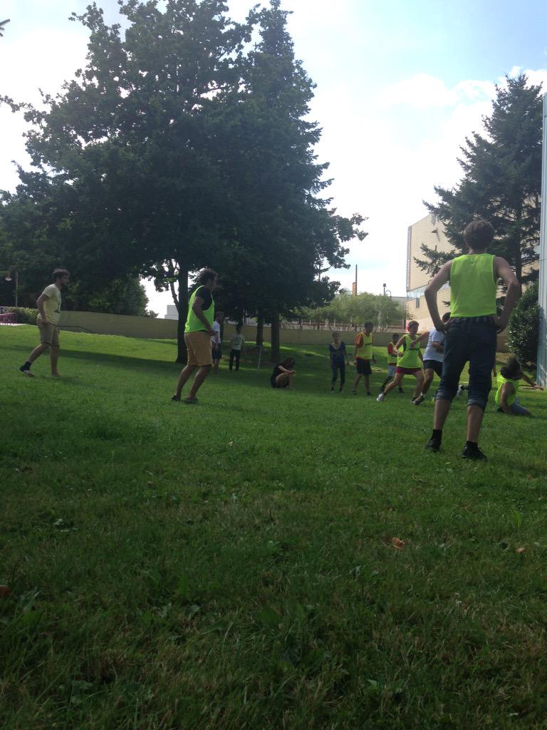 marinetondelier's tweet photo. Tous derrière le barnum des régions pour participer au Chico Mendes Football Club #LeFootCetaitMieuxAvàg #JDE #EELV http://t.co/Qp06dVUguU