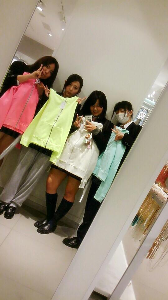an_akageno's tweet photo. みん���でお揃いのヘアゴムで揃えたり、
色違いのパーカ着てTDL行こうって話してた事や、
チーム名とか何もかもが思い出です。
またみんなで笑って集まれたらいいな。
#Teamやりまん→おっぱい
#2015/0309〜
#AMK2 39 http://t.co/VjuXuEIuZd
