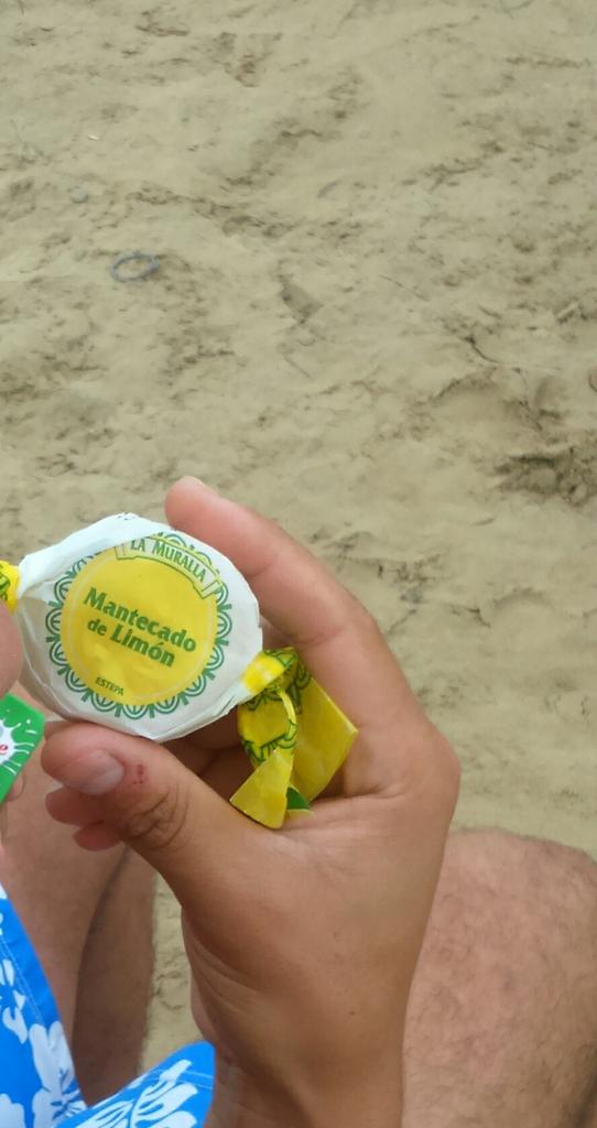 CSBLM2's tweet photo. Estar en la playa y que mi Kiki saque para desayunar sus mantecaos de limón #Traficiones #NavidadenAgosto #suscosas 😂 http://t.co/Lx71RrORmi