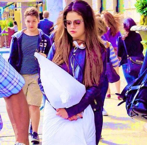 ancientale's tweet photo. ne kadar da yastık sever bir idol #GoodForYouVMA http://t.co/FDgkdfnDc3