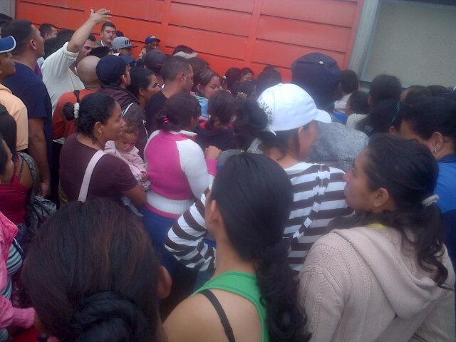 FueraDControl1's tweet image. @elmadrugonazo1 Empleados de la Cooperativa el Cecosesola Crean Caos al entregar Números para comprar hoy viernes