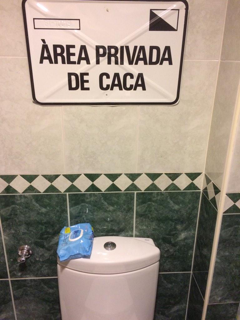 RicRuizGarzon's tweet photo. Ir a casa de un amigo escritor al que le chiflan los juegos de palabras es lo que tiene... http://t.co/kc2uT3JpJ6