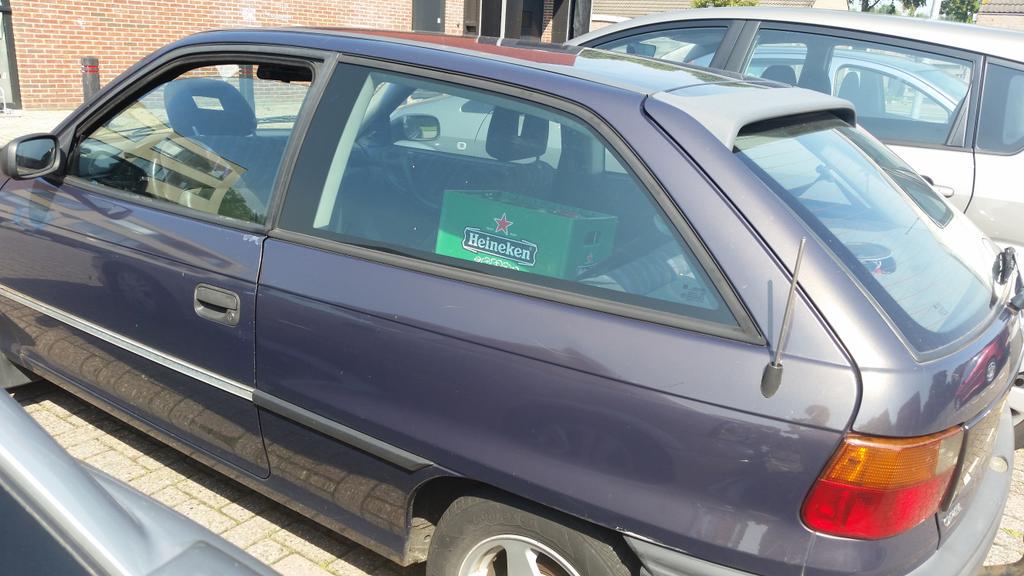 HanAltena's tweet image. Als ie er over 5 minuten nóg zo bij ligt in die warme auto hier dan sla ik een ruitje in hoor!!