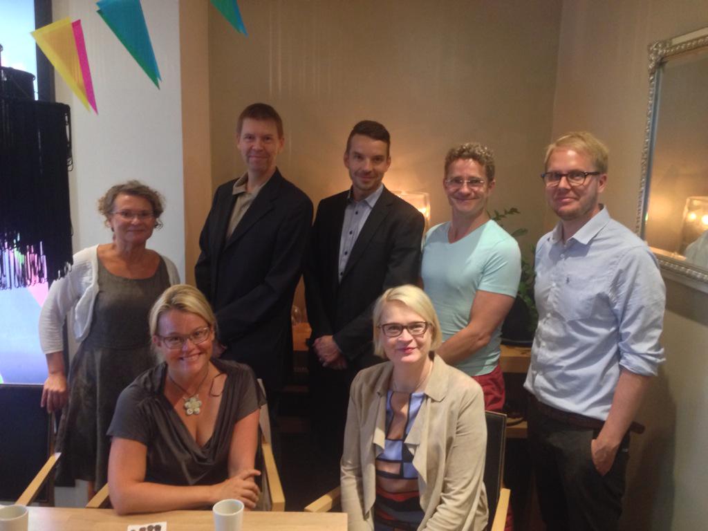 eija_kiviranta's tweet photo. #Luovimo goes digitalin mahtava ohry kasassa! http://t.co/RTgjcRva5p @tiinazilliacus @AnniRo @anssikomulainen @ajturi http://t.co/J15GJZN6Gp