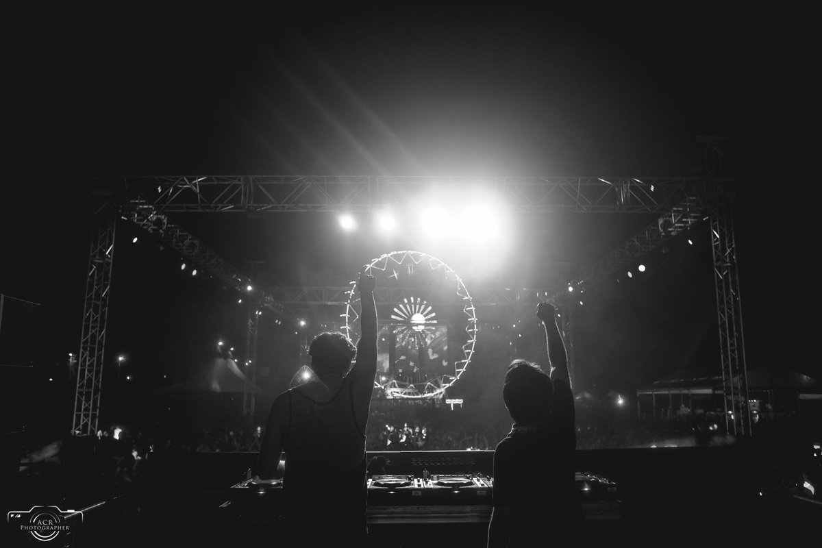 DubElements's tweet photo. Buen finde a tod@s!! // Have a nice weekend!! 

Photo by #ACRphotographer http://t.co/7uJIOfSk2b