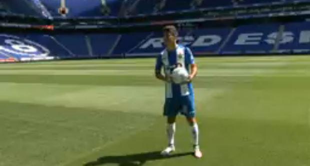 marca's tweet photo. SEÑAL TV | Asensio da sus primeros toques como jugador perico http://t.co/Zb3D1ZQ2IN http://t.co/c3qylM8mFO