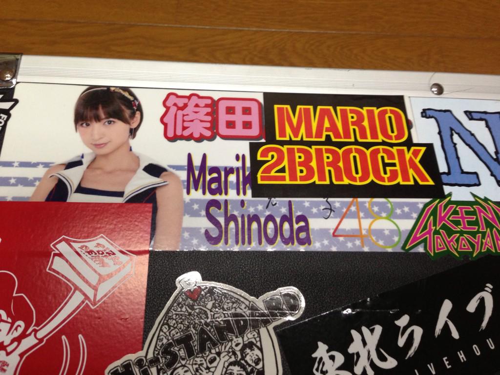 fxxk_dango's tweet image. サンキュー！シンくん！
MARIO 2BROCKのステッカーをエフェクターボードに貼ったら超良い感じになったよ！！
#MARIO2BROCK#篠田まりお