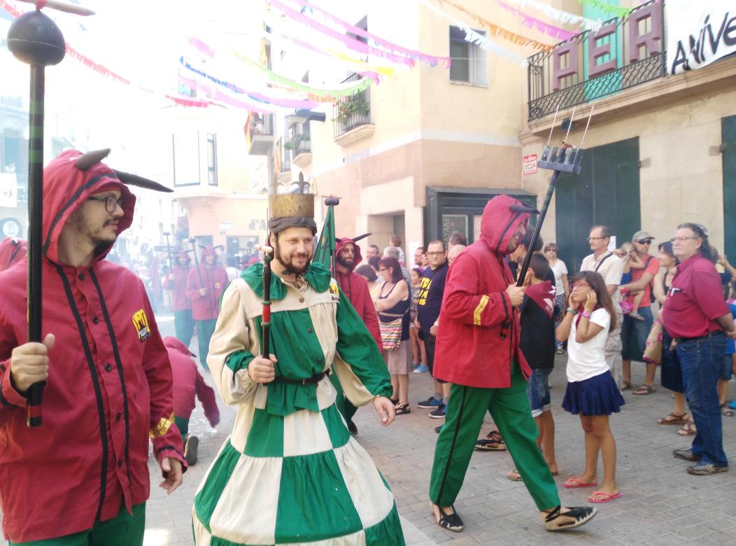rogersolerbou's tweet photo. Molt grans la gent del @BallSantMiquel d'#Igualada!! Seriositat, tradició i #cultura en format #diables! #FMIGD http://t.co/7KjmBndXft