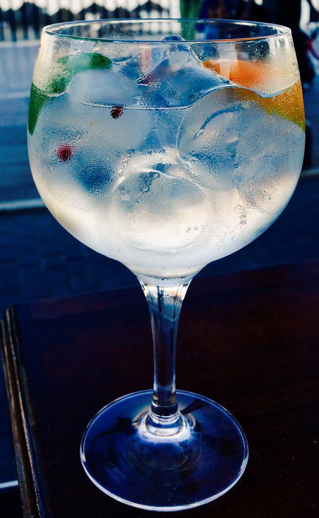 PastaiItalia's tweet photo. #PerfectServed @SeagramsGin_ES @ChivasRegalUS @RonPamperoVzla @MartinMillerGin &amp;#spaghettis #pizza 😘#foreverfriends http://t.co/GaJXnK8t9Q