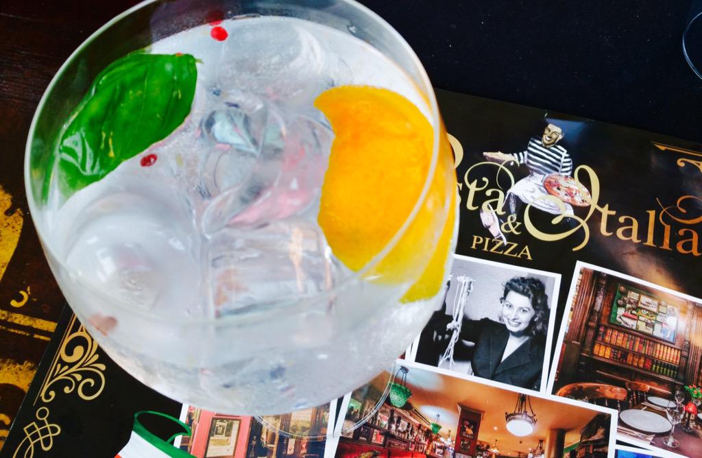 PastaiItalia's tweet photo. #PerfectServed @SeagramsGin_ES @ChivasRegalUS @RonPamperoVzla @MartinMillerGin &amp;#spaghettis #pizza 😘#foreverfriends http://t.co/GaJXnK8t9Q