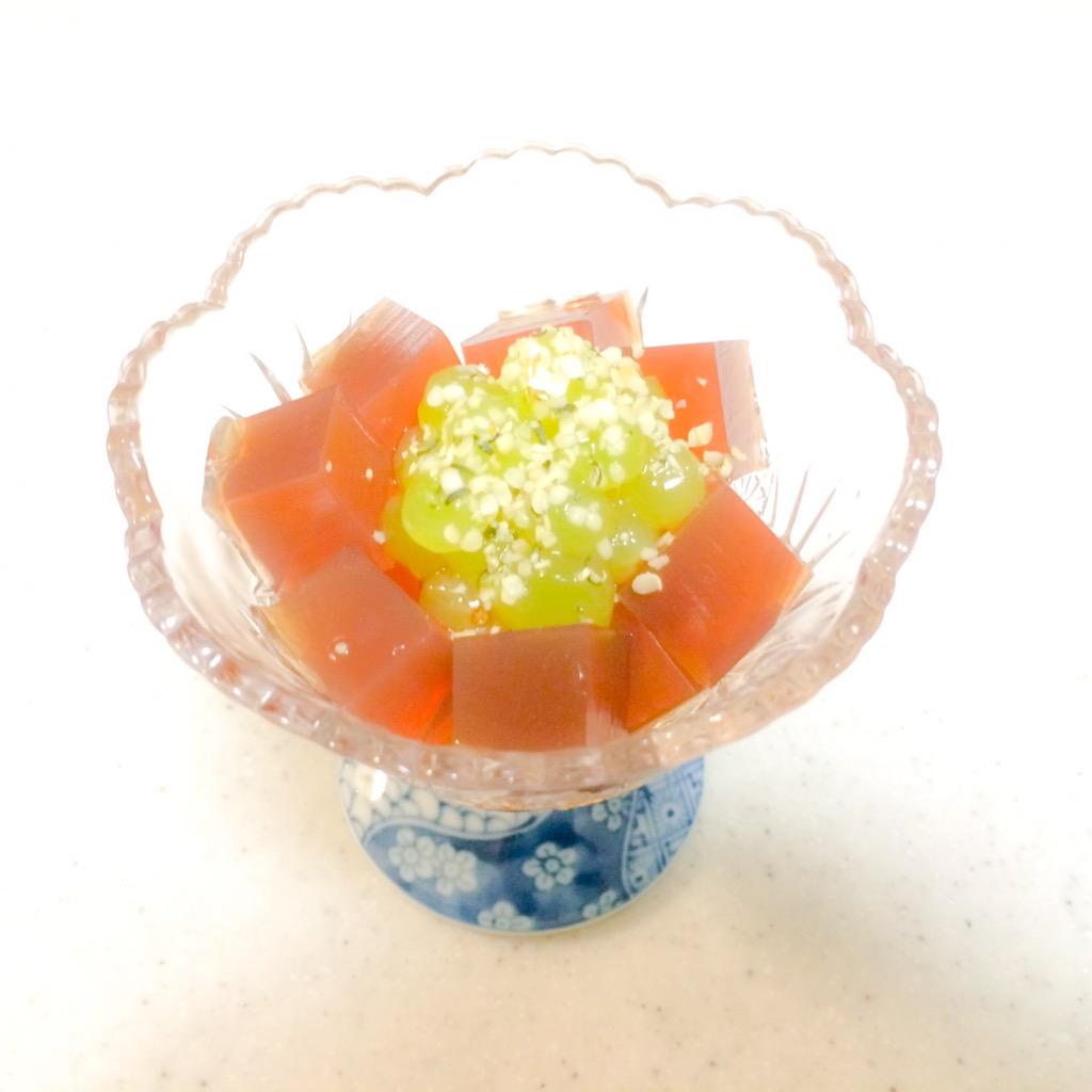 YokoSuharena's tweet photo. びわの葉茶
煮出したけど飲みきれないので寒天で固めて
デラウェア加えて
ハチミツ、ヘンプナッツかけて
金粉ものせてみました(^^)
…寒天ブームな私♪ http://t.co/AoYih1MHQv