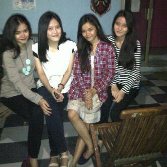 MeydShinta's tweet photo. W,dian,shanty dn intan.makasih main ke kossan aku . http://t.co/kTMamOSYIW
