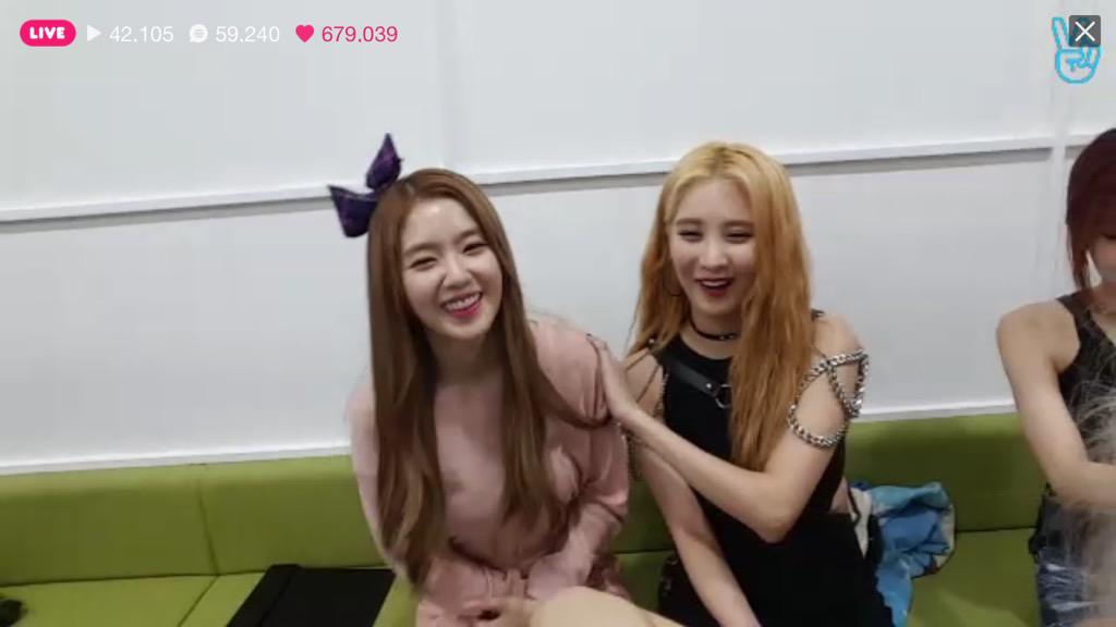 Irene Red Velvet (kiri) dan Seohyun SNSD (kanan)