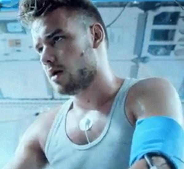 rnbzaynie's tweet photo. EVERYONE IN THE FANDOM 

 #DragMeDownMusicVideo http://t.co/8dIik4X2md