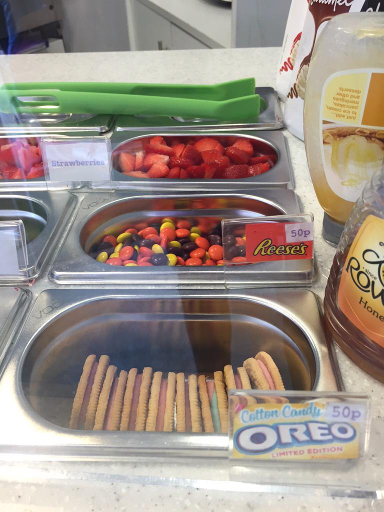 flurtfroyo's tweet photo. Limited edition cotton candy Oreo! 

Today's #Friday #Froyo flavours chocolate, cheesecake, natural &amp; pear #Sheffield http://t.co/D7R6v7eqcj