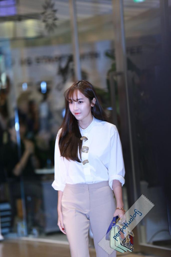 [PIC][21-08-2015]Jessica tham dự sự kiện khai trương hệ thống cửa hàng "KOON" vào chiều nay CM7fDwMVAAAuE7A