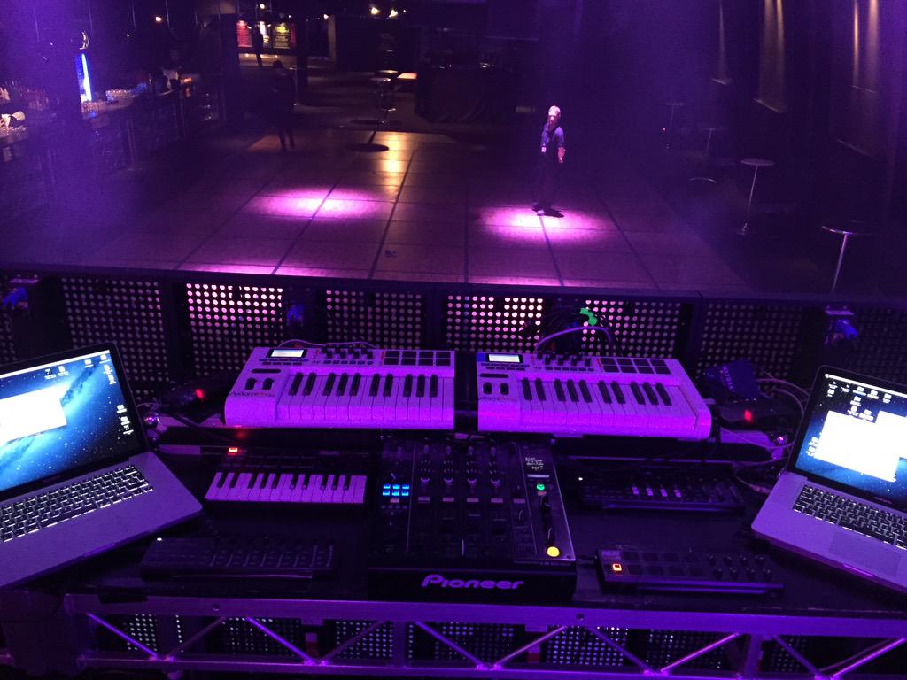 When you ask for a 49keys keyboard and they give you 2x25 keys pretending this to be better bc of the 50 keys total!