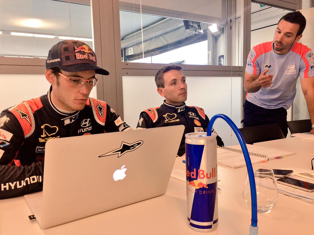 thierryneuville's tweet image. Getting ready for the afternoon! #Break #ServiceTime #Work #RallyDeutschland