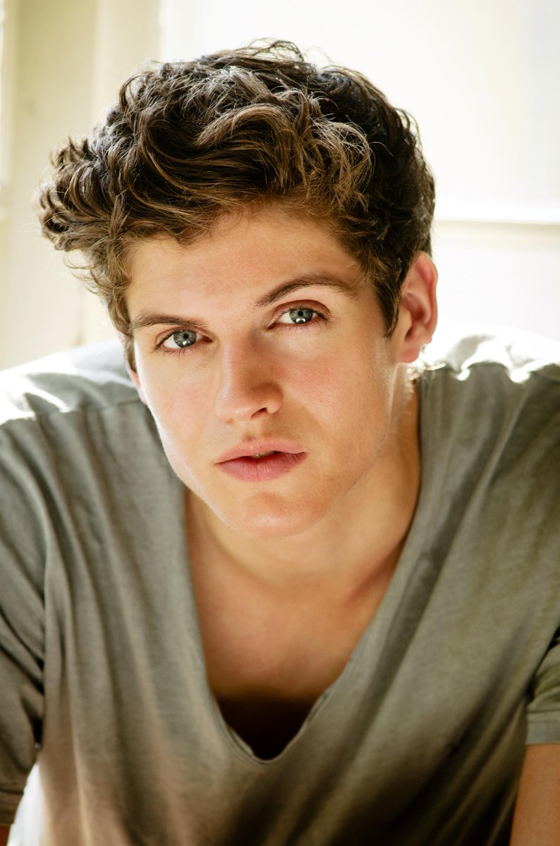 JCreaturesRP's tweet image. Gustave Leblanc ocupado. El primer y más atractivo Rakshasa en Jupiter, ¡bienvenido! {@rakshxsag}