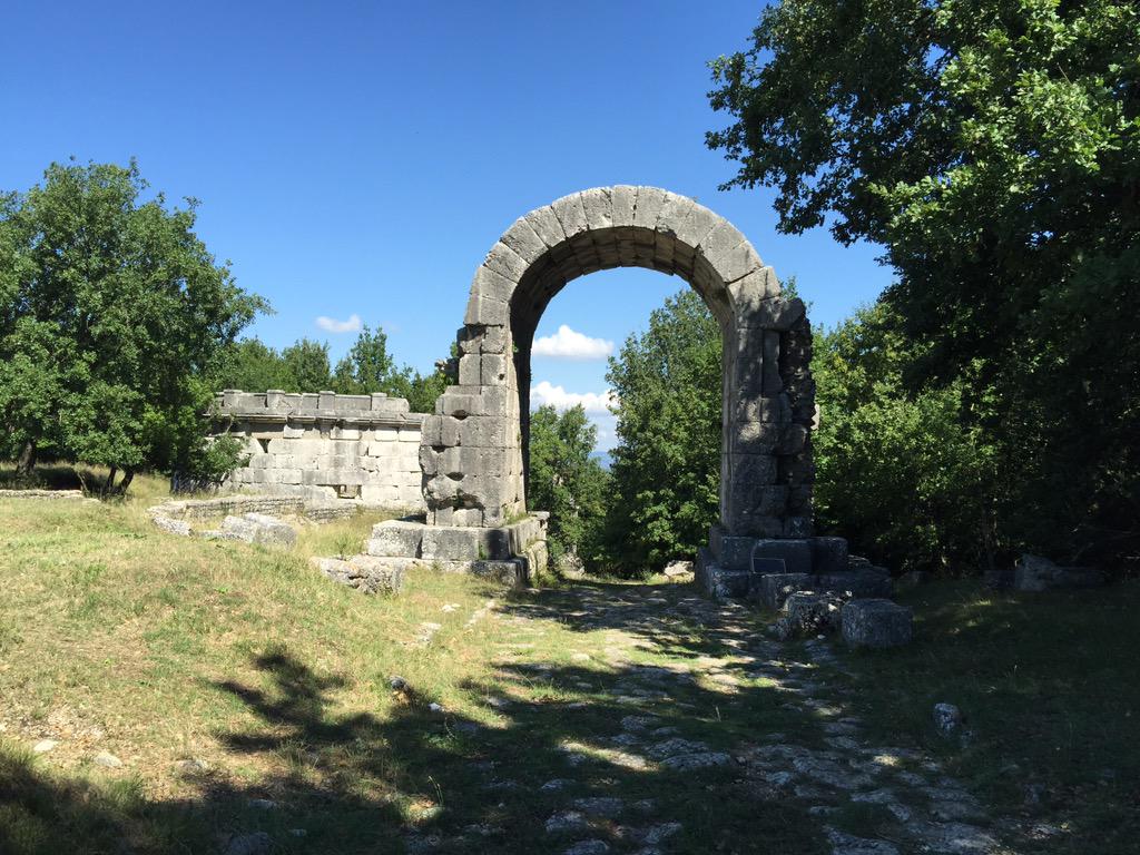 DariusAryaDigs's tweet photo. Ruin of the day: Carsulae in Umbria- Via Flaminia cuts right through it  #colossalclaudius http://t.co/6hlUjHpGw7