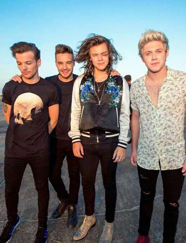 Sera que essa foto chega a mil retweet? 
#DragMeDownMusicVideo